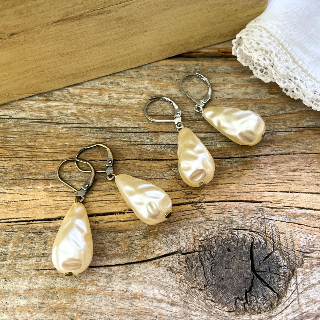 Off-White Vintage Baroque-Style Pearl Drop Earrings