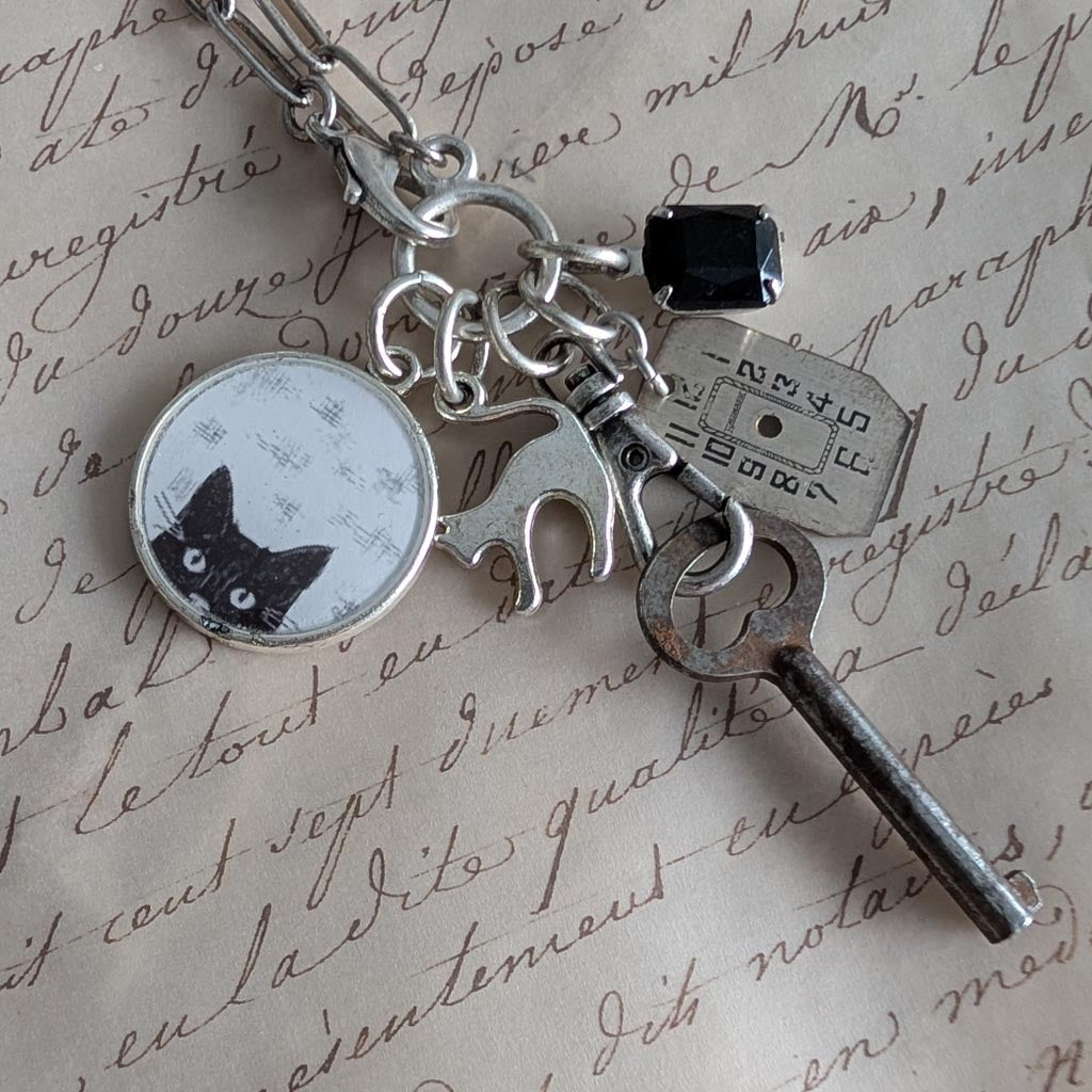 Sly Cat Necklace - Cat Treasures